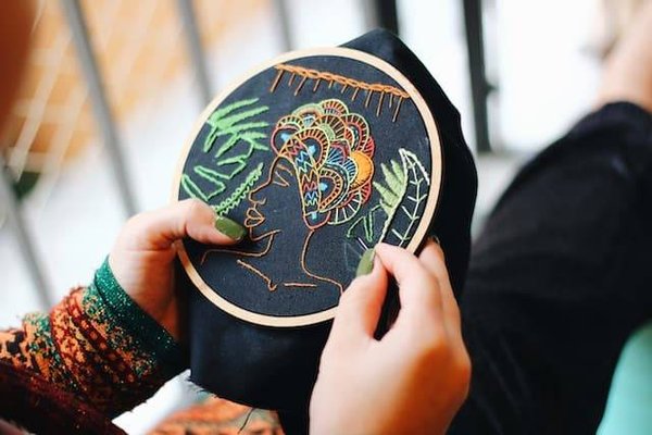 Quels sont les accessoires de mode brodés tendance en 2023 ?