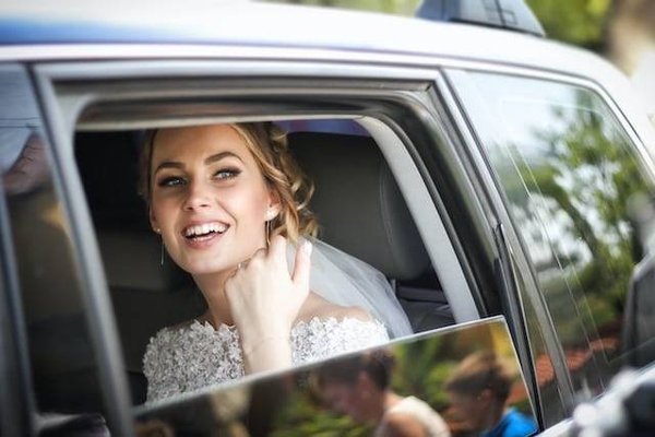 Quels sont les accessoires indispensables pour accompagner une robe de mariée brodée ?