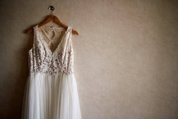 Les meilleures astuces pour entretenir votre robe de mariée brodée après le mariage