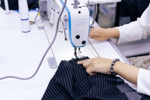 Comment réaliser des vêtements brodés à la machine ?